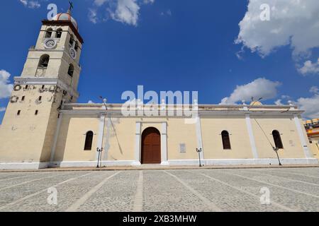 376 SE Fassade der Heilig-Erlöser-Kathedrale über dem Platz der Nationalhymne, Gebäude im Kolonialstil aus dem Jahr 1740, das 1919 wieder errichtet wurde. Bayamo-Kuba. Stockfoto