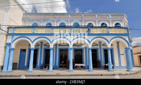 379 Arkade entlang eines eklektischen Kolonialgebäudes mit Blick auf den Parque Cespedes Park, General Garcia und Canducha Figueredo Street. Bayamo-Kuba. Stockfoto