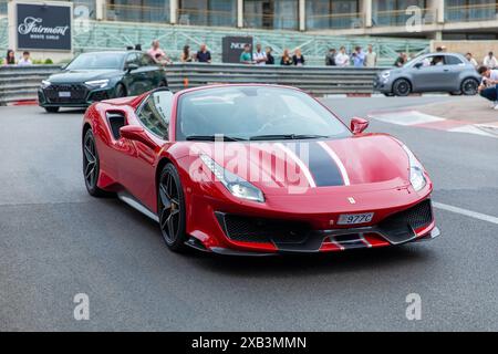 Monte-Carlo, Monaco - 9. Juni 2024: Ein markanter roter Ferrari 488 Pista navigiert während des Formel-1-Grand-Prix über die berühmte Fairmont-Haarnadelnadel. Der Sport Stockfoto