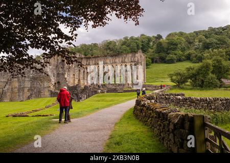 Die Ruinen der Rievaulx Abbey in der Nähe von Helmsley in North Yorkshire, England, Großbritannien. Ursprünglich 1132, im 12. Jahrhundert, erbaut. Stockfoto