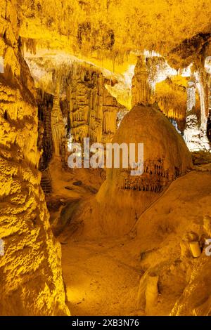 Im Inneren der Neptun-Grotte, einer Tropfsteinhöhle in der Nähe von Alghero auf der Insel Sardinien, Italien Stockfoto