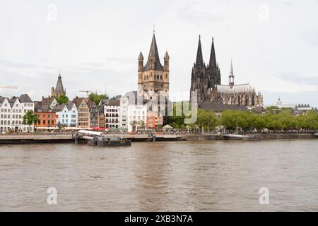 Die große St.-Martin-Kirche und der Dom vom Rhein, Köln, Deutschland Stockfoto