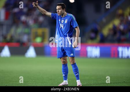 Empoli, Italien. Juni 2024. Federico Chiesa von Italien gibt während des Freundschaftsspiels zwischen Italien und Bosnien und Herzegowina am 9. Juni 2024 im Stadio Carlo Castellani in Empoli, Italien, Gesten. Quelle: Marco Canoniero/Alamy Live News Stockfoto