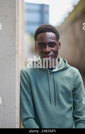 Porträt Eines Teenagers In Concrete Urban City Setting Stockfoto