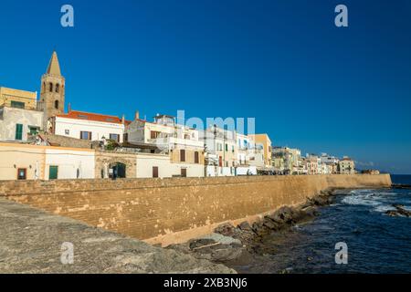 Blick auf die ummauerte Stadt und die Stadtmauern von Alghero, Sardinien, Italien Stockfoto