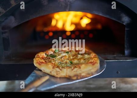 Hausgemachte Pizza Margherita On Paddle Wird In Holzofen Auf Dem Street Food Market Gestellt Stockfoto