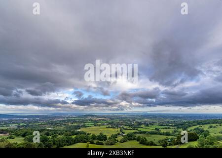 Crickley Hill Country Park mit Blick auf Gloucester und Cheltenham, Gloucestershire, Großbritannien. Stockfoto