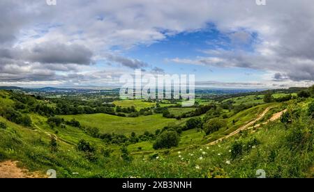 Panoramablick von Crickley Hill, Birdlip, Gloucesterire. Großbritannien blickt auf Cheltenham und Gloucester. Stockfoto