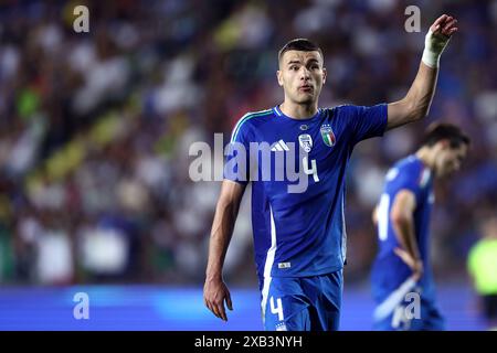 Empoli, Italien. Juni 2024. Alessandro Buongiorno von Italien gibt Gesten während des Freundschaftsspiels zwischen Italien und Bosnien und Herzegowina im Stadio Carlo Castellani am 9. Juni 2024 in Empoli, Italien. Quelle: Marco Canoniero/Alamy Live News Stockfoto