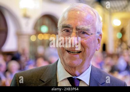 Theodor Waigel. Theo Waigel , Ehrenvorsitzender der CSU und ehemaliger Bundesminister der Finanzen , bei der Schlusskundgebung zur Europawahl im Löwenbräukeller in München. München Bayern Deutschland *** Theodor Waigel Theo Waigel , Ehrenvorsitzender der CSU und ehemaliger Bundesfinanzminister , bei der Abschlusstagung der Europawahlen im Löwenbräukeller in München Bayern Deutschland Copyright: XRolfxPossx Stockfoto