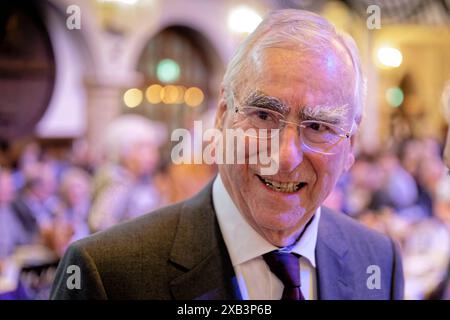 Theodor Waigel. Theo Waigel , Ehrenvorsitzender der CSU und ehemaliger Bundesminister der Finanzen , bei der Schlusskundgebung zur Europawahl im Löwenbräukeller in München. München Bayern Deutschland *** Theodor Waigel Theo Waigel , Ehrenvorsitzender der CSU und ehemaliger Bundesfinanzminister , bei der Abschlusstagung der Europawahlen im Löwenbräukeller in München Bayern Deutschland Copyright: XRolfxPossx Stockfoto