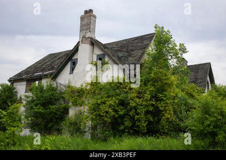 Altes verlassenes zweistöckiges Haus Stockfoto