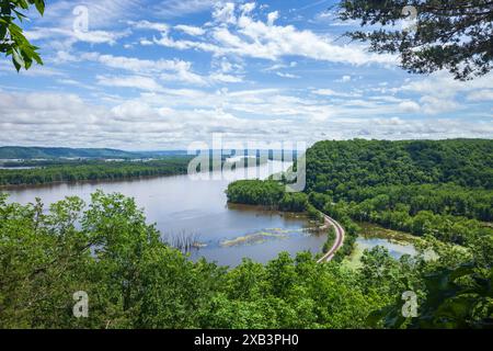 Der Mississippi River wird an einem hellen Sommertag von den Klippen des Effigy Mounds National Monument aus gesehen Stockfoto