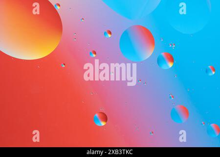 Abstrakte Kunst in leuchtendem Rot und Blau mit blasenähnlichen Formen Stockfoto