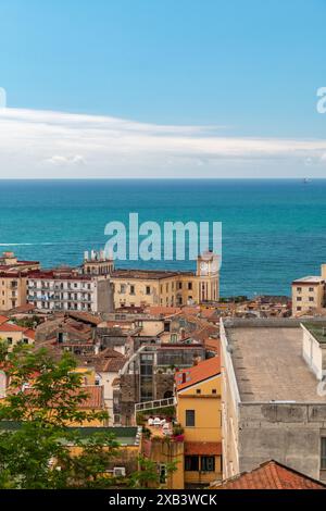 Blick auf die Stadt Salerno zum Meer Stockfoto