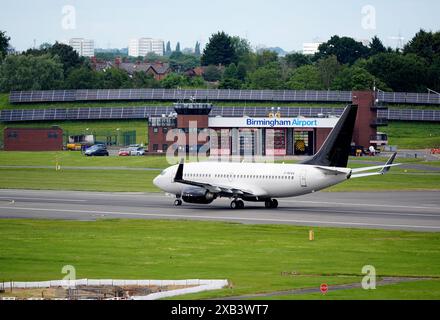 Das Flugzeug der englischen Mannschaft startet vor der UEFA Euro 2024 vom Flughafen Birmingham. Bilddatum: Montag, 10. Juni 2024. Stockfoto