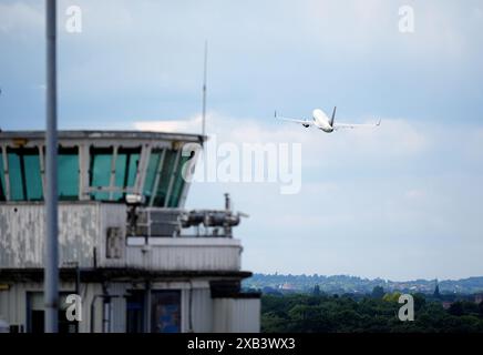 Das Flugzeug der englischen Mannschaft startet vor der UEFA Euro 2024 vom Flughafen Birmingham. Bilddatum: Montag, 10. Juni 2024. Stockfoto