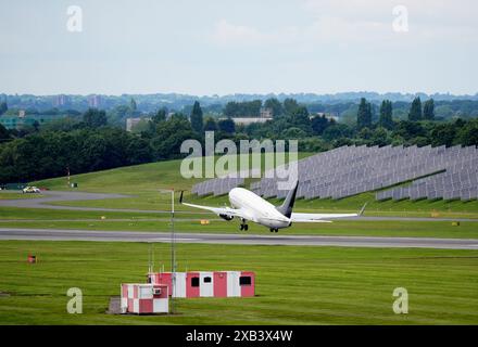 Das Flugzeug der englischen Mannschaft startet vor der UEFA Euro 2024 vom Flughafen Birmingham. Bilddatum: Montag, 10. Juni 2024. Stockfoto