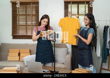 Junge Online-E-Business-Besitzer, die von zu Hause aus arbeiten, Lagerbestand verwalten und Inhalte für ihren Bekleidungsladen erstellen Stockfoto