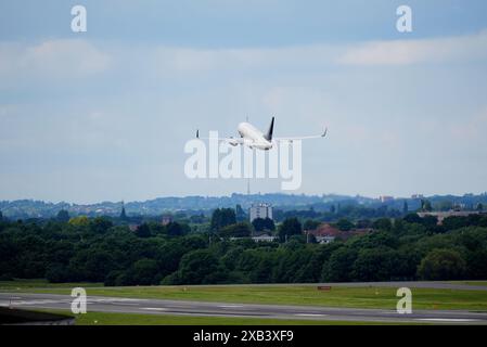 Das Flugzeug der englischen Mannschaft startet vor der UEFA Euro 2024 vom Flughafen Birmingham. Bilddatum: Montag, 10. Juni 2024. Stockfoto