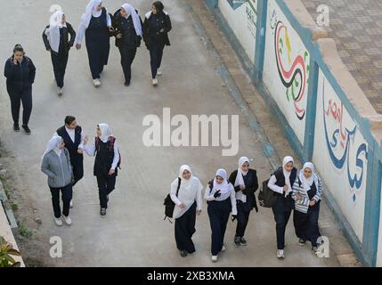 ÄGYPTEN, Asyut, muslimische Mädchen auf dem Weg zur staatlichen Schule / ÄGYPTEN, Assiut, muslimische Maedchen auf Weg zur staatlichen Schule Stockfoto