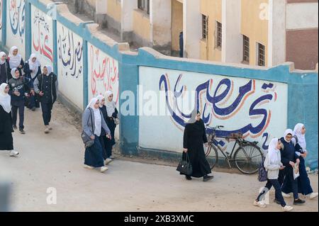 ÄGYPTEN, Asyut, muslimische Mädchen auf dem Weg zur staatlichen Schule / ÄGYPTEN, Assiut, muslimische Maedchen auf Weg zur staatlichen Schule Stockfoto