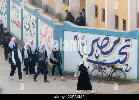 ÄGYPTEN, Asyut, muslimische Mädchen auf dem Weg zur staatlichen Schule / ÄGYPTEN, Assiut, muslimische Maedchen auf Weg zur staatlichen Schule Stockfoto