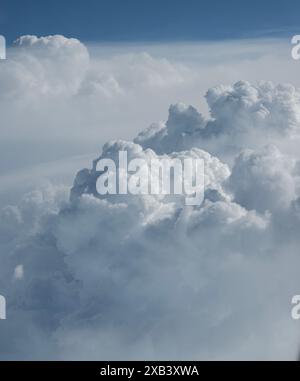 Blick auf große Wolken vom Fenstersitz aus gesehen. Stockfoto