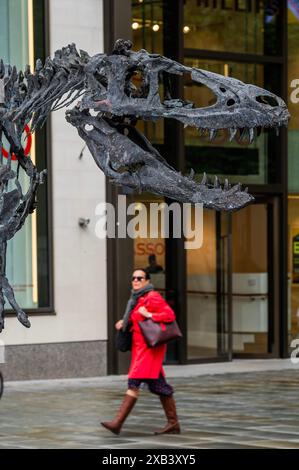 London, Großbritannien. Juni 2024. Juvenile Tyrannosaurus Rex, 2023 vorgestellt von David Aaron am Berkeley Square – Art in Mayfair kehrt vom 10. Juni bis 7. Juli 2024 zu einer siebten Ausgabe für eine vierwöchige Feier von Kunst, Mode und Kultur zurück. In Zusammenarbeit mit der Royal Academy of Arts wird die Ausstellung zeitgleich mit der jährlichen Sommerausstellung stattfinden. Guy Bell/Alamy Live News Stockfoto