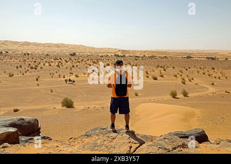 Tourist an einem Aussichtspunkt in der Wüste in der Nähe von Taghit in Westalgerien Stockfoto