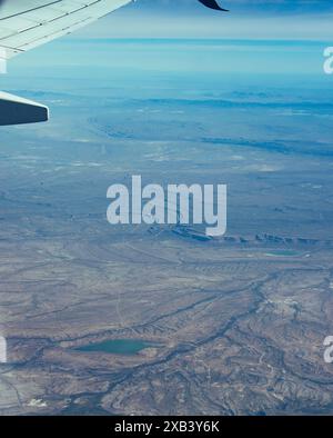 Blick auf Ackerland von einem Flugzeugfenster über die USA. Formen, die durch Bewässerungssysteme mit zentrischen Drehzapfen erzeugt werden. Stockfoto