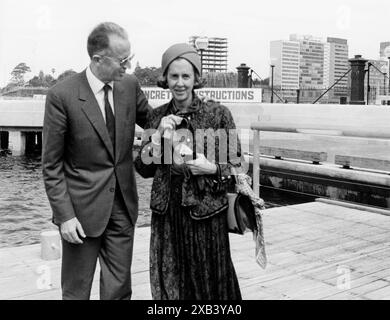 1988 Sydney Archivio Storico Olycom/LaPresse Baldovino del Belgio (Laeken, 7 settembre 1930 – Motril, 31 luglio 1993) principe del Belgio, duca di Brabante, Fu Re del Belgio dal 16 luglio 1951 fino alla sua morte. Salì al trono in una fase di crisi politica, e molte altre segnarono il suo lungo regno, almeno una delle quali fu il risultato della pubblica Nella Foto: Re Baldovino del Belgio e la Regina Fabiola sul molo di Sydney durante loro visita in Australien im Bild: König Baudouin von Belgien und Königin Fabiola am Sydney Pier während ihres Besuchs in Austra Stockfoto