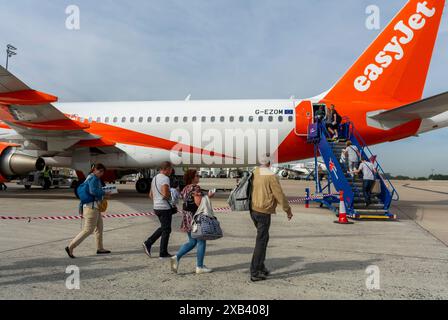 Paris, Frankreich, Touristenströme, Passagiere draußen auf Tarmac, EasyJet Low Cost Airlines Jet, Roissy Charles de Gaulle Airport Terminal, Asphalt Stockfoto