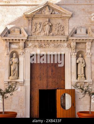 Portal der Mutterkirche Santa Maria Assunta, Polignano a Mare, Italien Stockfoto