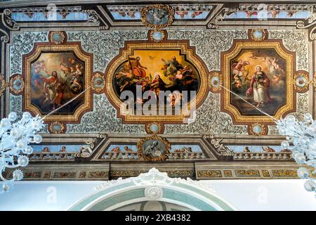 Decke der Mutterkirche Santa Maria Assunta, Polignano a Mare, Italien Stockfoto