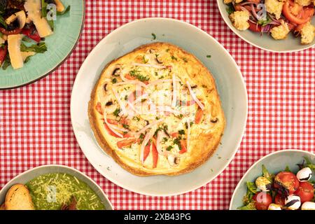 Omelette mit Speck, Pilzen und Tomatenscheiben zum Frühstück. Stockfoto