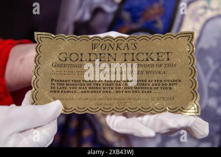 London, England, Großbritannien. Juni 2024. Der Mitarbeiter von Bonhams besitzt ein originales Golden Ticket von Willy Wonka & The Chocolate Factory (1971), das auf 15.000 bis 000 GBP geschätzt wird und im Bonhams Rock, Pop & Film Sale in Knightsbridge, London, ausgestellt wird. (Kreditbild: © Thomas Krych/ZUMA Press Wire) NUR REDAKTIONELLE VERWENDUNG! Nicht für kommerzielle ZWECKE! Quelle: ZUMA Press, Inc./Alamy Live News Stockfoto