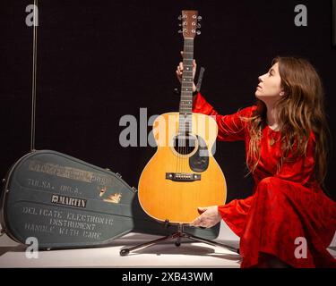 London, England, Großbritannien. Juni 2024. Bonhams-Mitarbeiter halten die 1974 000-28 Martin-Akustikgitarre von Eric Clapton im Bonhams Rock, Pop & Film Sale in Bonhams Knightsbridge, London. (Kreditbild: © Thomas Krych/ZUMA Press Wire) NUR REDAKTIONELLE VERWENDUNG! Nicht für kommerzielle ZWECKE! Quelle: ZUMA Press, Inc./Alamy Live News Stockfoto