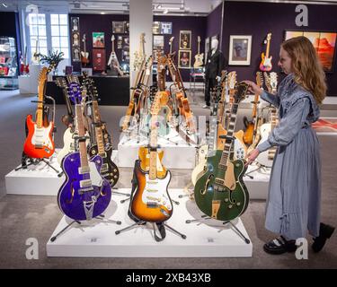 London, England, Großbritannien. Juni 2024. Bonhams-Mitarbeiter stehen neben einer halbakustischen Gitarre des Gretsch Country Club, geschätzt von 4.500 GBP bis 5.000 GBP, aus der Faithless' Maxi Jazz Collection, die im Bonhams Rock, Pop & Film Sale in Knightsbridge, London, ausgestellt wird. (Kreditbild: © Thomas Krych/ZUMA Press Wire) NUR REDAKTIONELLE VERWENDUNG! Nicht für kommerzielle ZWECKE! Quelle: ZUMA Press, Inc./Alamy Live News Stockfoto