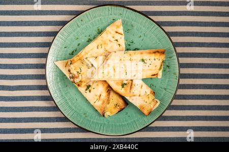 Lavash mit Mozzarella oder Suluguni auf einem Teller, Blick von oben. Traditionelles türkisches Gericht. Stockfoto
