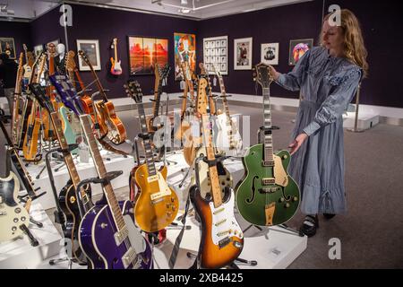 London, England, Großbritannien. Juni 2024. Bonhams-Mitarbeiter stehen neben einer halbakustischen Gitarre des Gretsch Country Club, geschätzt von 4.500 GBP bis 5.000 GBP, aus der Faithless' Maxi Jazz Collection, die im Bonhams Rock, Pop & Film Sale in Knightsbridge, London, ausgestellt wird. (Kreditbild: © Thomas Krych/ZUMA Press Wire) NUR REDAKTIONELLE VERWENDUNG! Nicht für kommerzielle ZWECKE! Quelle: ZUMA Press, Inc./Alamy Live News Stockfoto