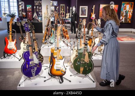 London, England, Großbritannien. Juni 2024. Bonhams-Mitarbeiter stehen neben einer halbakustischen Gitarre des Gretsch Country Club, geschätzt von 4.500 GBP bis 5.000 GBP, aus der Faithless' Maxi Jazz Collection, die im Bonhams Rock, Pop & Film Sale in Knightsbridge, London, ausgestellt wird. (Kreditbild: © Thomas Krych/ZUMA Press Wire) NUR REDAKTIONELLE VERWENDUNG! Nicht für kommerzielle ZWECKE! Quelle: ZUMA Press, Inc./Alamy Live News Stockfoto