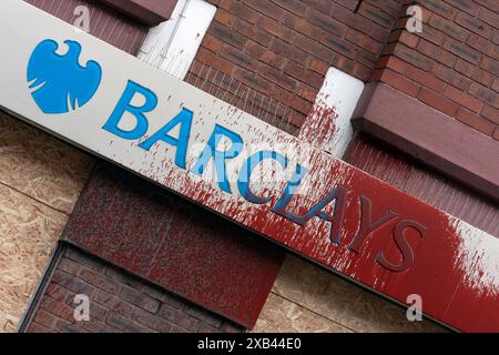 Die Stockport-Filiale der Barclays Bank nach Vandalismus durch Pro-Palästina- und Klimaschutzaktivisten Stockfoto