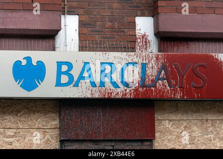 Die Stockport-Filiale der Barclays Bank nach Vandalismus durch Pro-Palästina- und Klimaschutzaktivisten Stockfoto