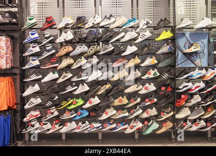 Bunte Anzeige von Adidas Sportschuhe bei Foot Locker Sportgeschaft am Broadway in Greenwich Village New York City Stockfotografie Alamy