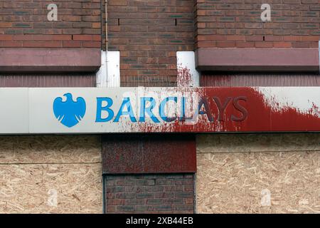 Die Stockport-Filiale der Barclays Bank nach Vandalismus durch Pro-Palästina- und Klimaschutzaktivisten Stockfoto