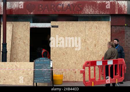 Die Stockport-Filiale der Barclays Bank nach Vandalismus durch Pro-Palästina- und Klimaschutzaktivisten Stockfoto