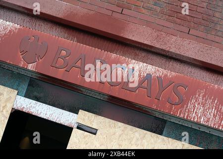 Die Stockport-Filiale der Barclays Bank nach Vandalismus durch Pro-Palästina- und Klimaschutzaktivisten Stockfoto