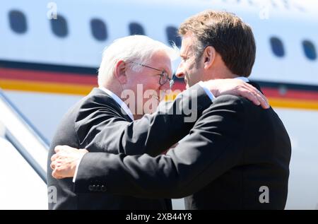 Limoges, Frankreich. Juni 2024. Der französische Präsident Emmanuel Macron verabschiedet sich auf dem Flughafen Limoges vom deutschen Präsidenten Frank-Walter Steinmeier nach seinem gemeinsamen Besuch bei der Gedenkfeier in Oradour-sur-Glane. Der französische Präsident Macron und der deutsche Präsident Steinmeier gedenken der Opfer des SS-Massakers von 1944. Am 10. Juni 1944 ermordeten Mitglieder der SS-Division „das Reich“ 643 Zivilisten in Oradour-sur-Glane und zerstörten die Stadt vollständig. Kaum jemand wurde rechtlich zur Rechenschaft gezogen. Quelle: Bernd von Jutrczenka/dpa/Alamy Live News Stockfoto