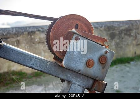 COUNTY DONEGAL, IRLAND - 09. NOVEMBER 2021 : das Fischereifahrzeug wartet auf dem Trockendock für die nächste Saison. Stockfoto